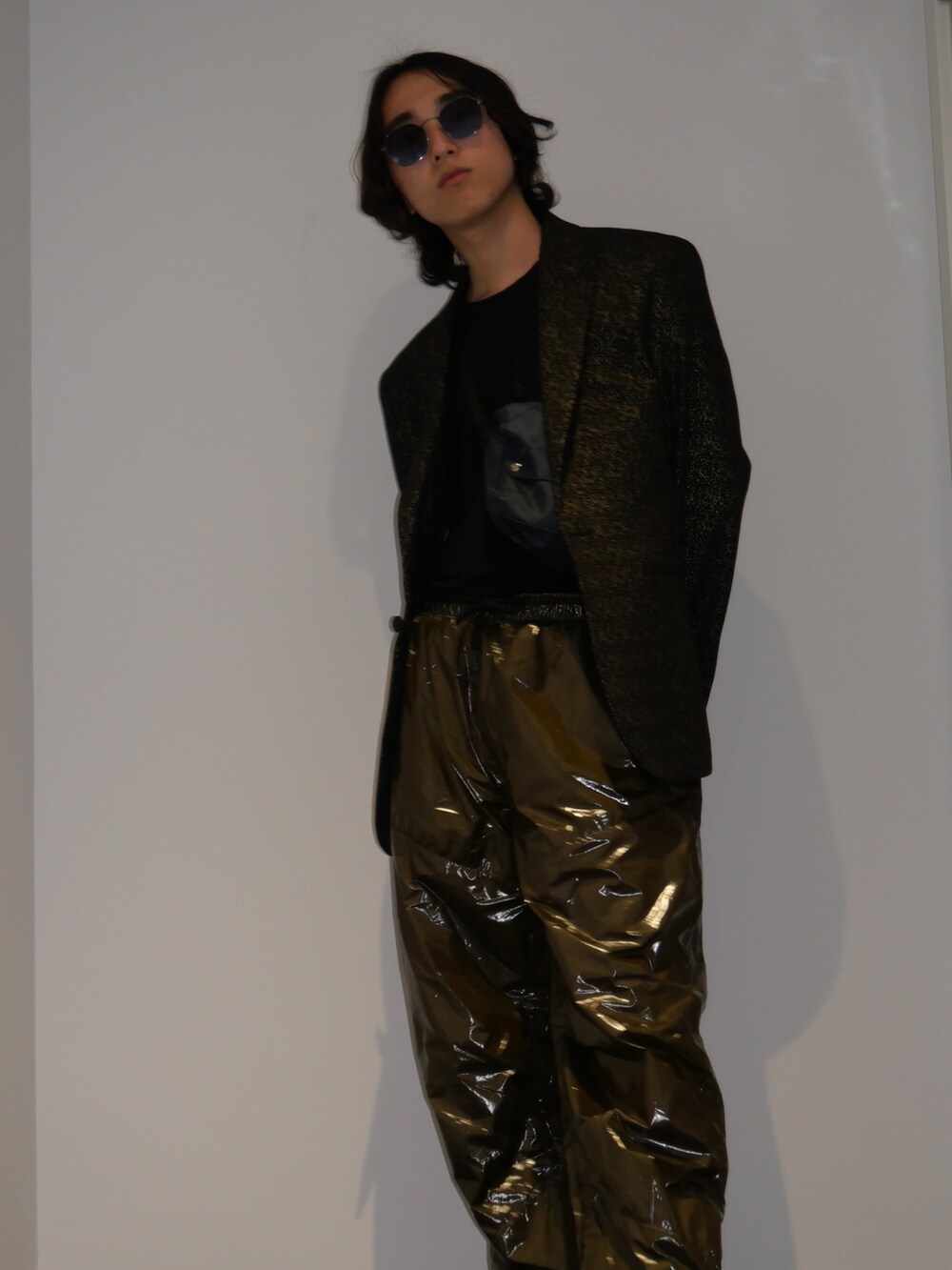 ブラック系のローファー、ベージュ系のその他パンツ、ブラック系のTシャツ/カットソーを着用したメンズの冬コーディネートの2枚目の写真