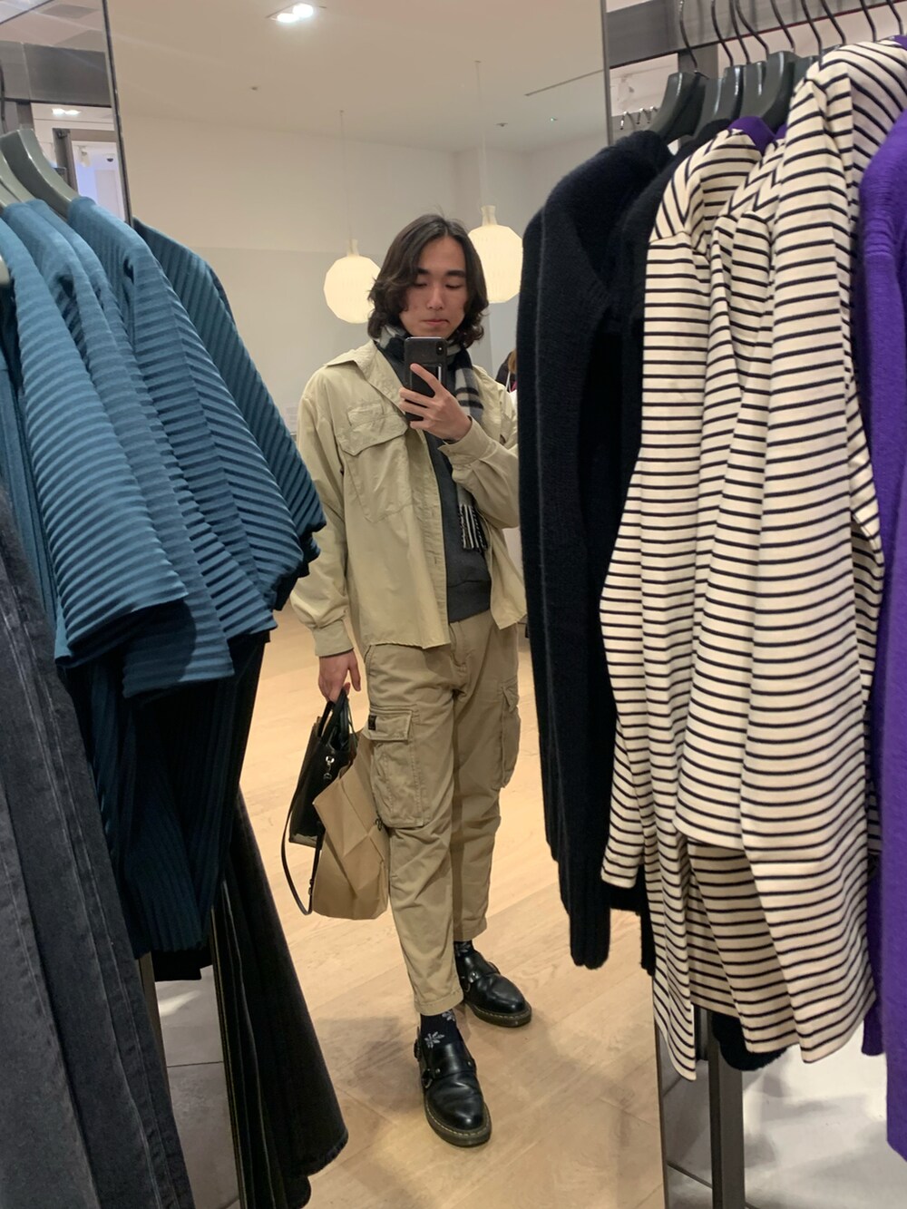 ブラック系のローファー、ベージュ系のシャツ/ブラウスを着用したメンズの春コーディネートの2枚目の写真