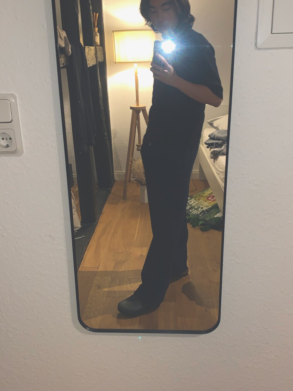 グレー系のローファーを着用したメンズの冬コーディネートの2枚目の写真