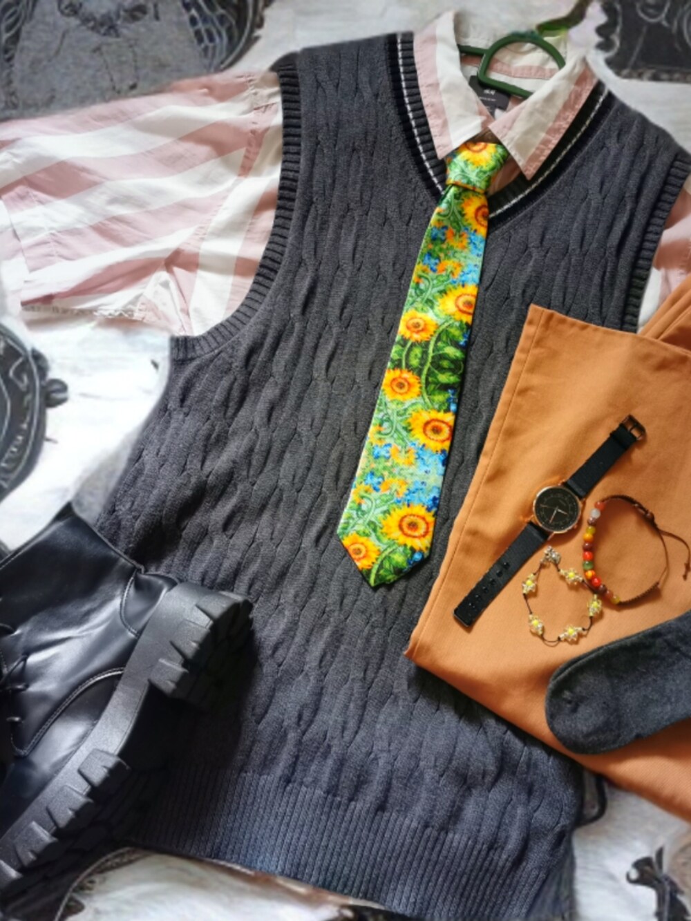 グレー系のカーディガン/ボレロ、その他のネクタイ、オレンジ系のスラックスを着用したレディースの夏コーディネートの3枚目の写真