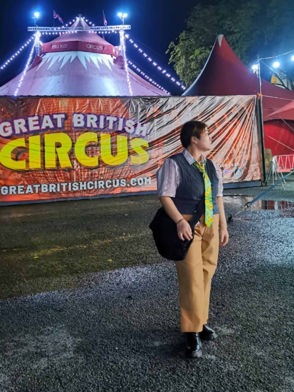 グレー系のカーディガン/ボレロ、その他のネクタイ、オレンジ系のスラックスを着用したレディースの夏コーディネートの2枚目の写真