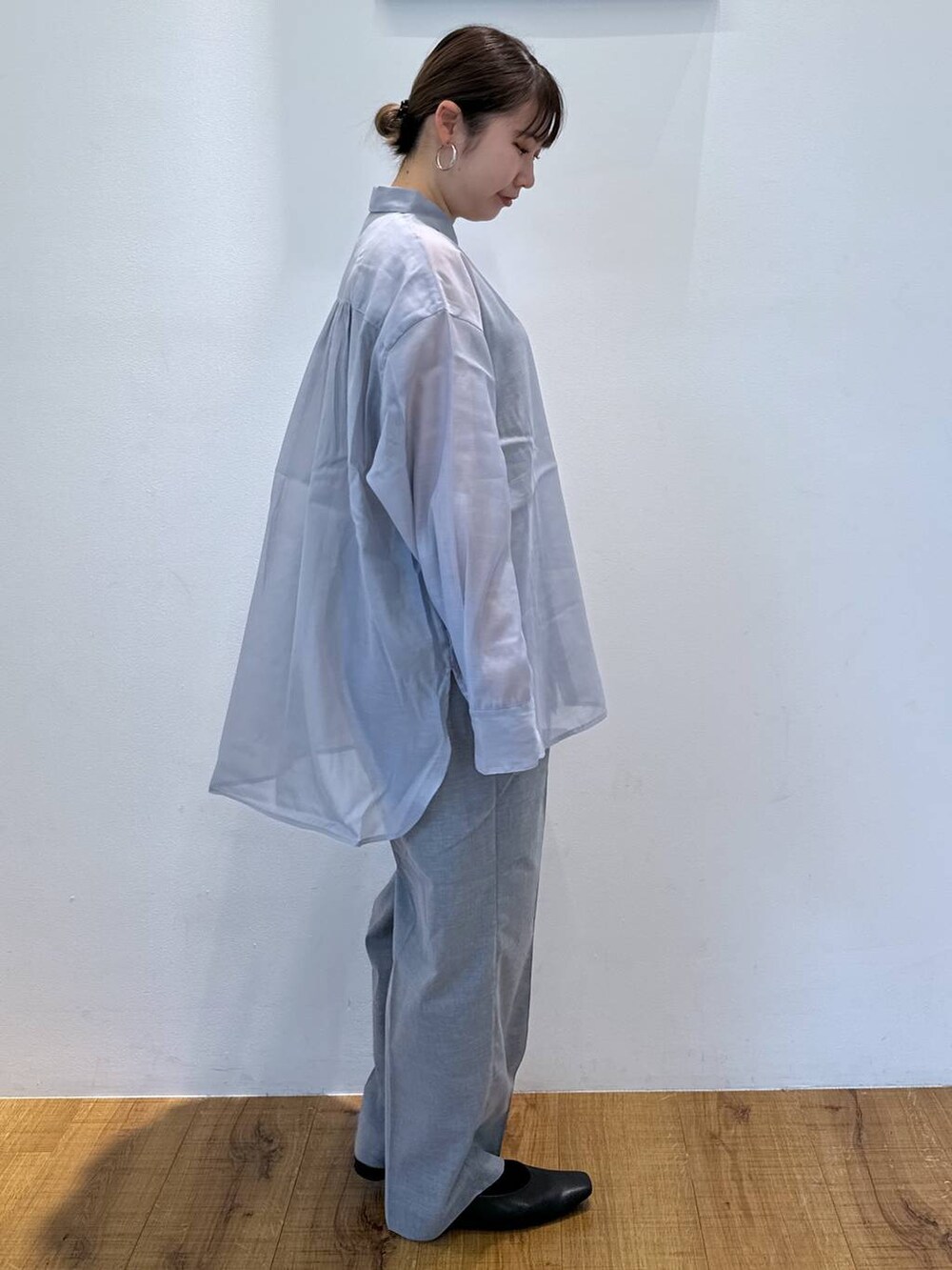 グレー系のその他パンツを着用したレディースの春コーディネートの4枚目の写真