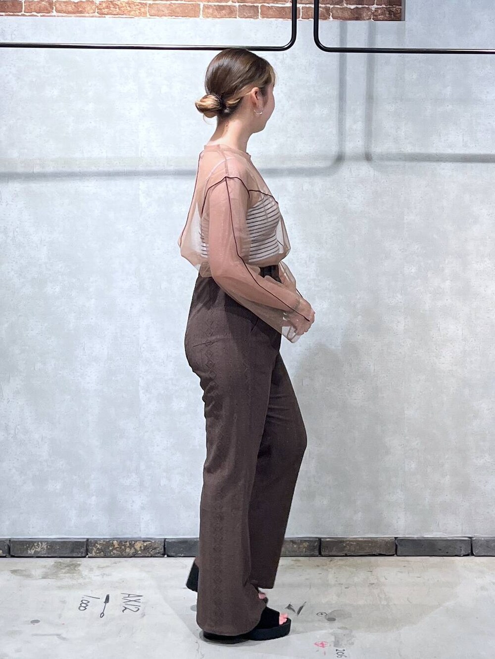 ブラック系のキャミソール、ブラウン系のその他パンツ、ブラウン系のTシャツ/カットソーを着用したレディースの夏コーディネートの3枚目の写真