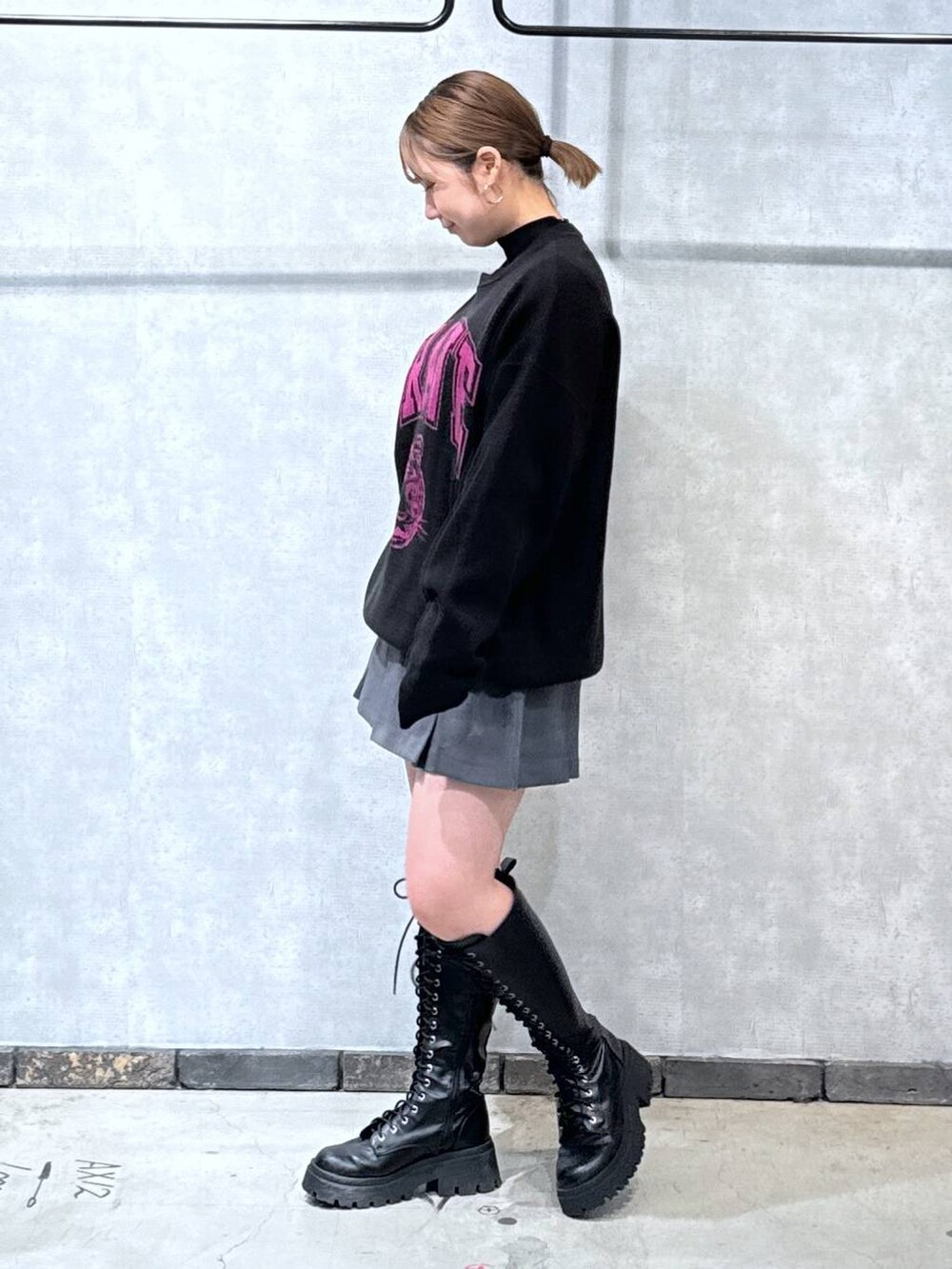 ブラック系のニット/セーター、ブラック系のブーツ、グレー系のその他パンツを着用したレディースの冬コーディネートの2枚目の写真