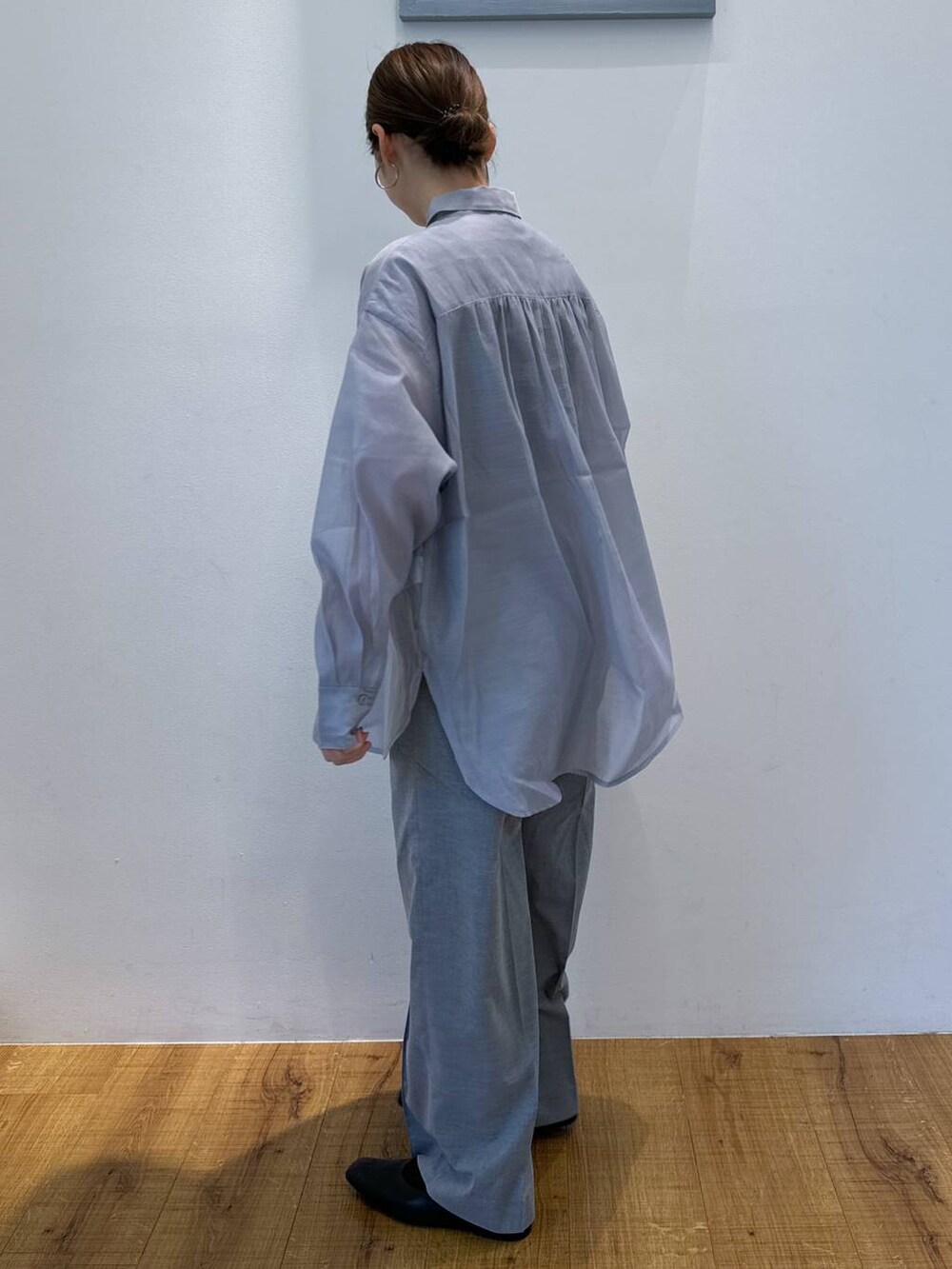 グレー系のその他パンツを着用したレディースの春コーディネートの2枚目の写真