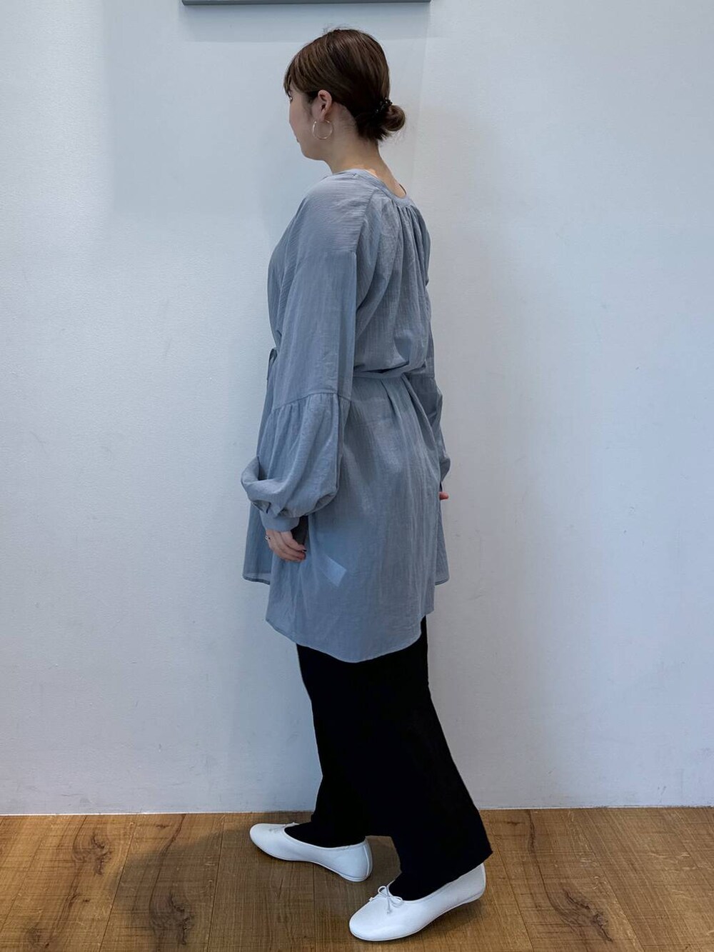 ブラック系のスカート、ブルー系のシャツ/ブラウスを着用したレディースの春コーディネートの2枚目の写真