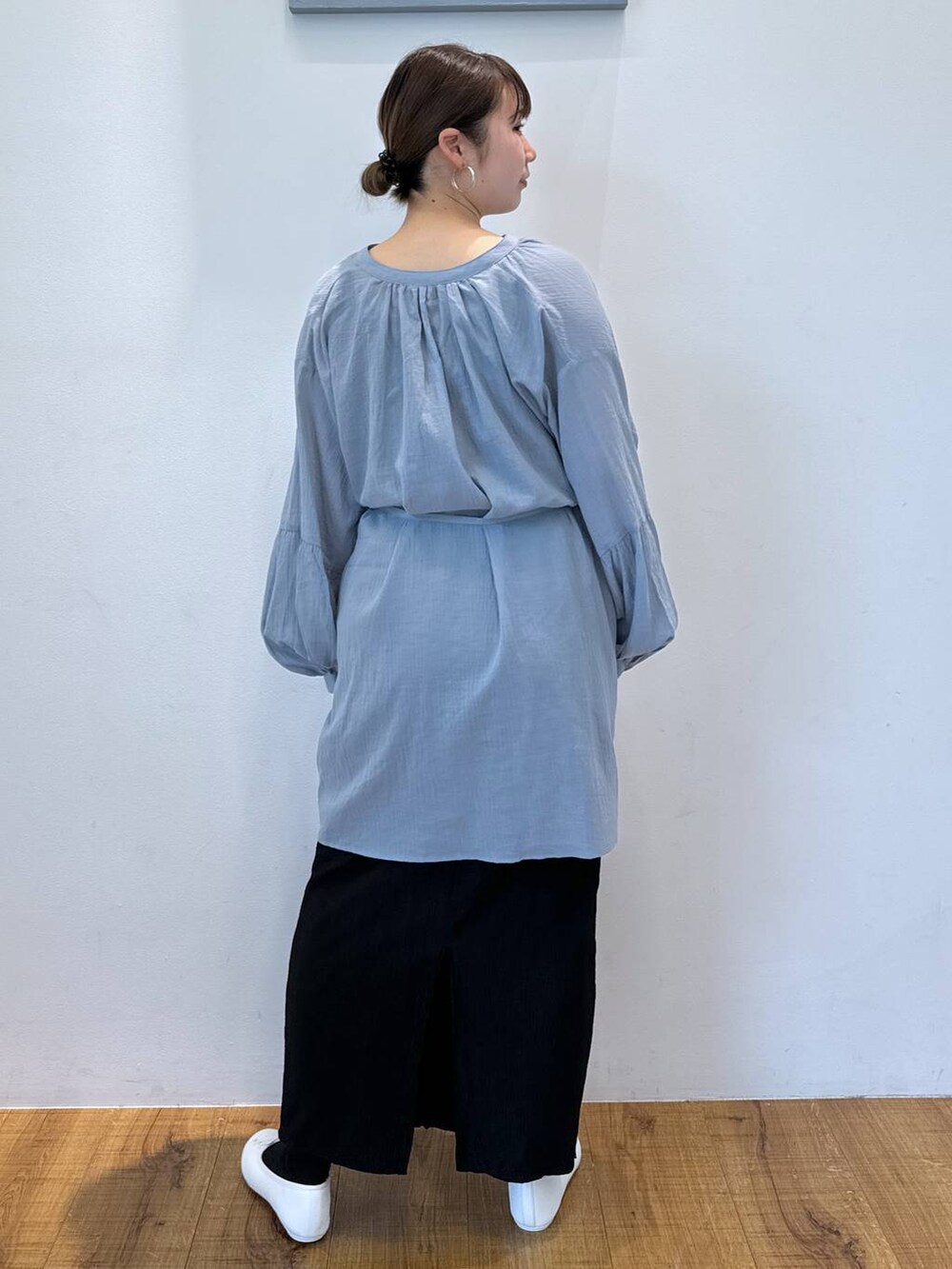 ブラック系のスカート、ブルー系のシャツ/ブラウスを着用したレディースの春コーディネートの3枚目の写真