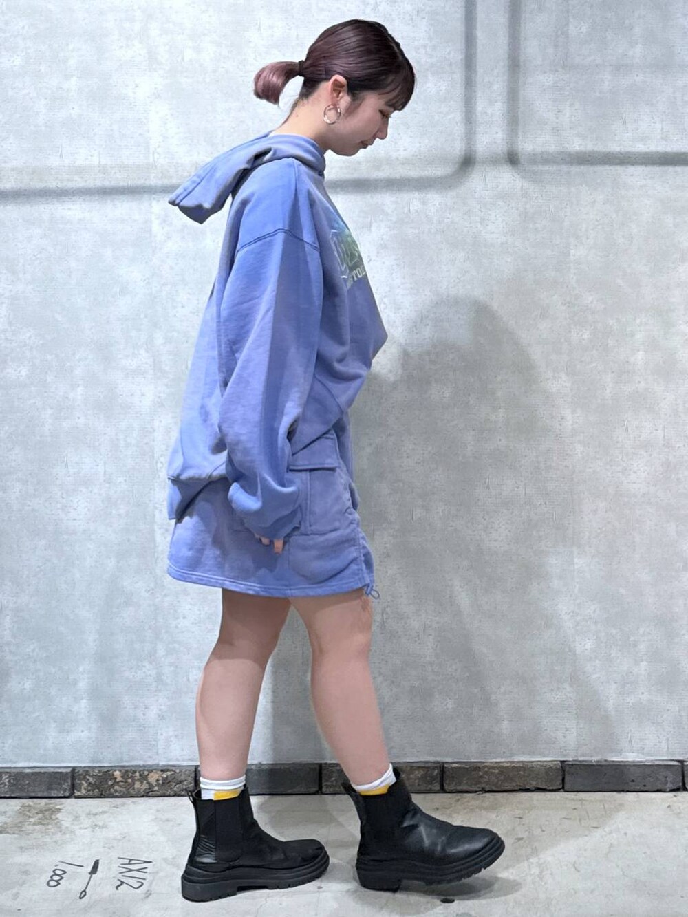 ブルー系のパーカー、ブルー系のスカートを着用したレディースの冬コーディネートの4枚目の写真