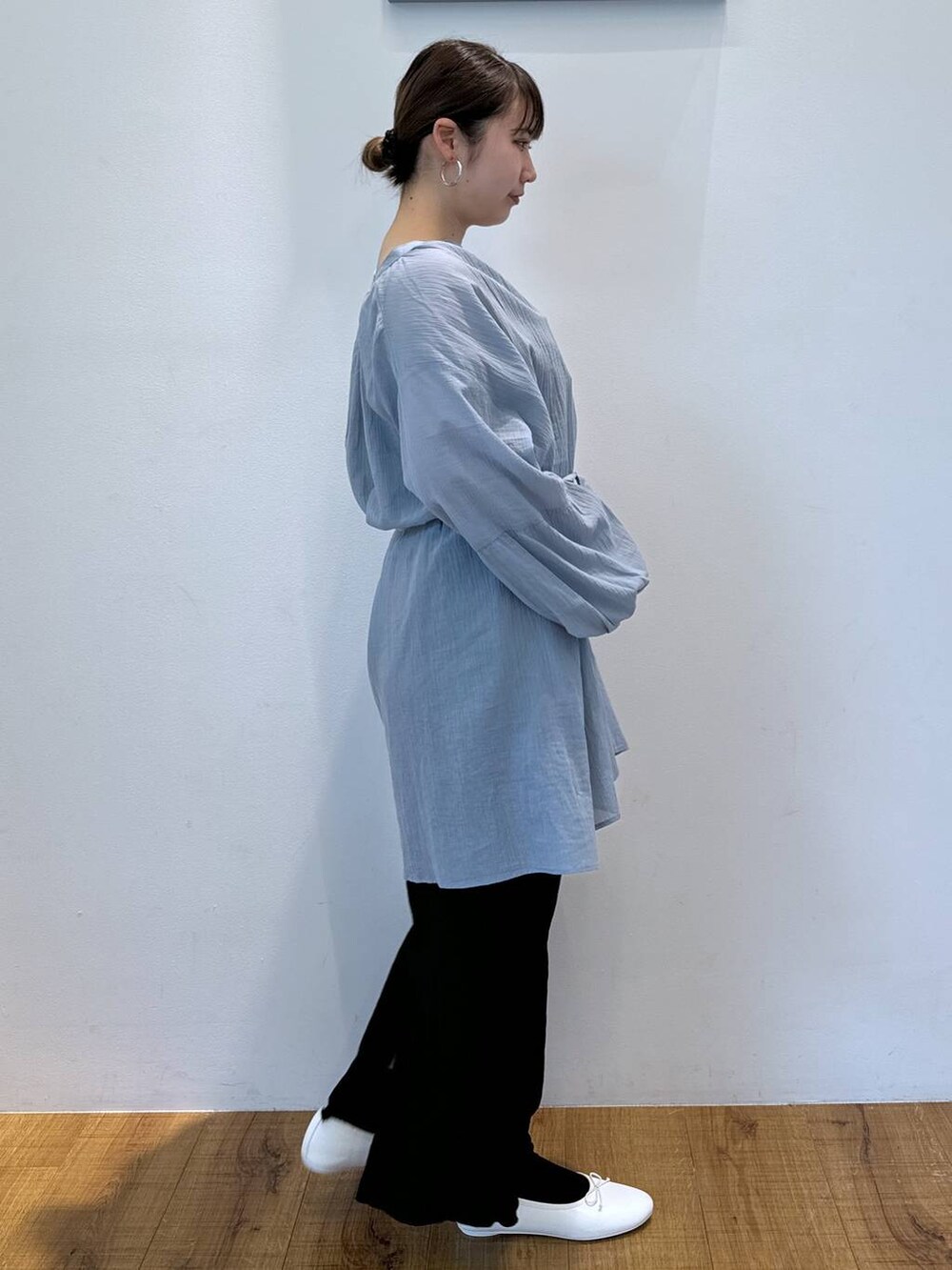 ブラック系のスカート、ブルー系のシャツ/ブラウスを着用したレディースの春コーディネートの4枚目の写真