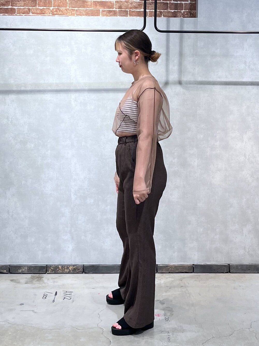 ブラック系のキャミソール、ブラウン系のその他パンツ、ブラウン系のTシャツ/カットソーを着用したレディースの夏コーディネートの2枚目の写真