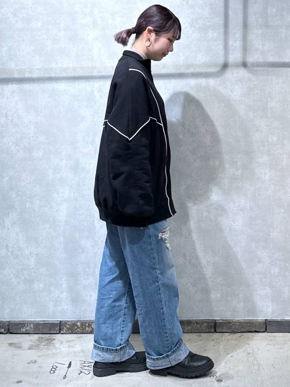 ブルー系のデニムパンツ、ブラウン系のニット/セーター、ブラック系のスウェットを着用したレディースの冬コーディネートの4枚目の写真