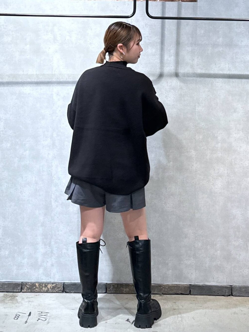 ブラック系のニット/セーター、ブラック系のブーツ、グレー系のその他パンツを着用したレディースの冬コーディネートの3枚目の写真