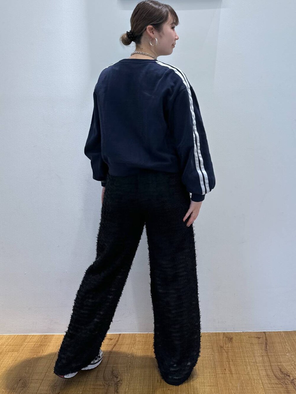 ブラック系のその他パンツ、ブルー系のスウェットを着用したレディースの春コーディネートの3枚目の写真