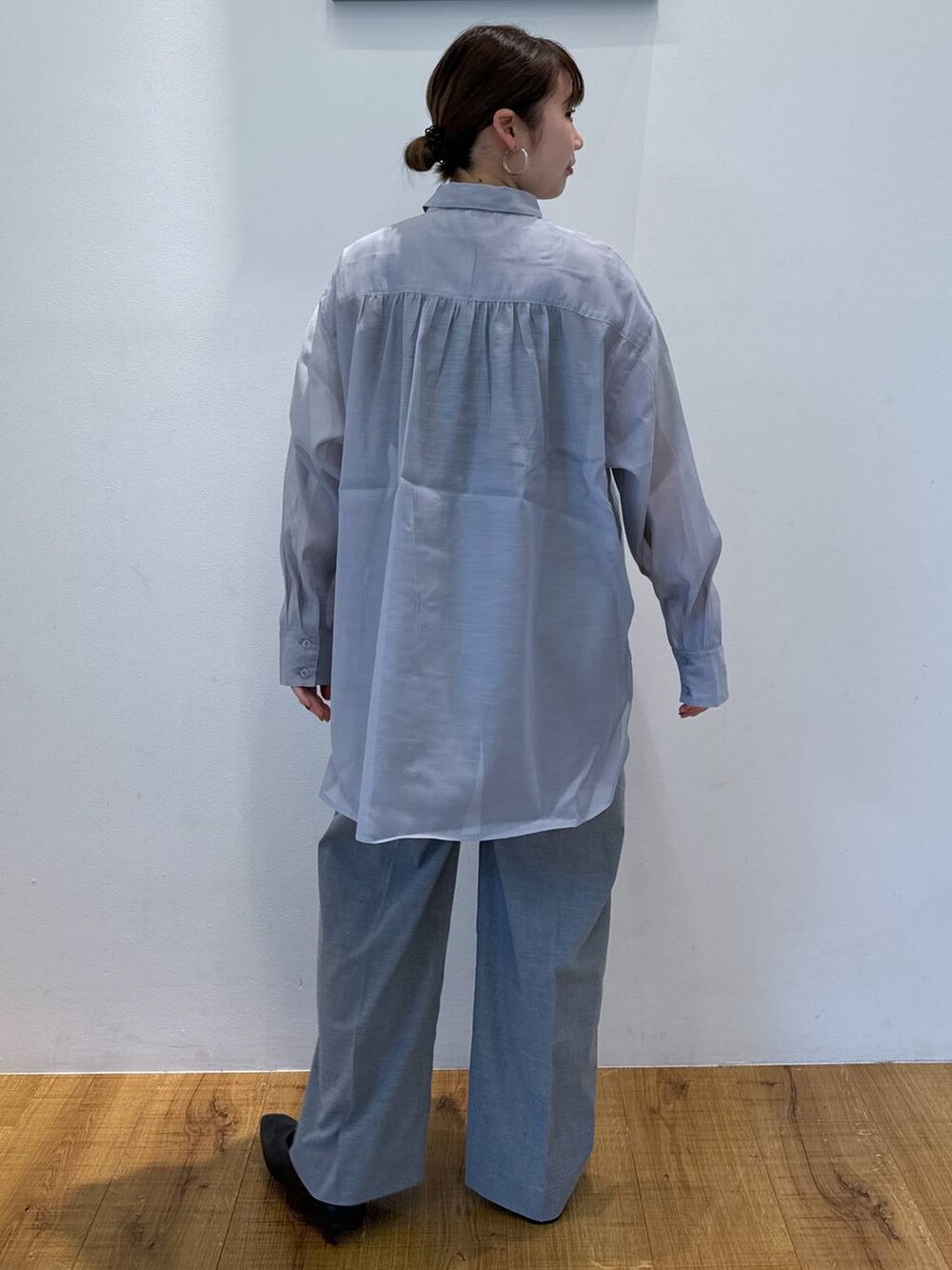 グレー系のその他パンツを着用したレディースの春コーディネートの3枚目の写真