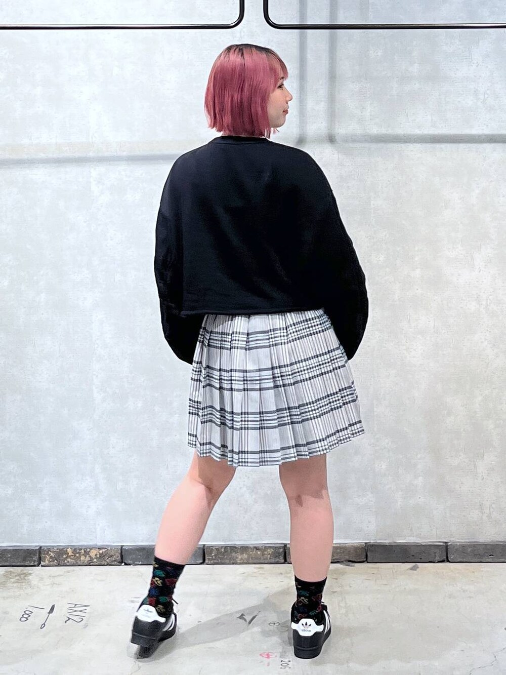 ブラック系のTシャツ/カットソー、ホワイト系のスカートを着用したレディースの秋コーディネートの3枚目の写真