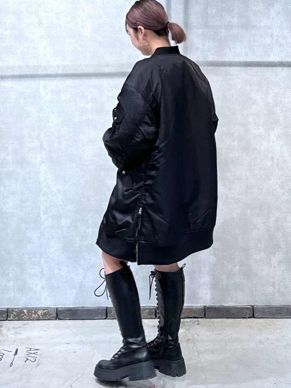 「着痩せ・細見え、PAGEBOY、PBLIM、スカート、骨格ストレート_PAGEBOY、メンズライク、ゆったり、ニット」｜「PAGEBOYのレースアップロングブーツ（ブーツ、ブラック系）」を使った、りりかさん（レディース・155cm）の冬コーディネートの2枚目の写真