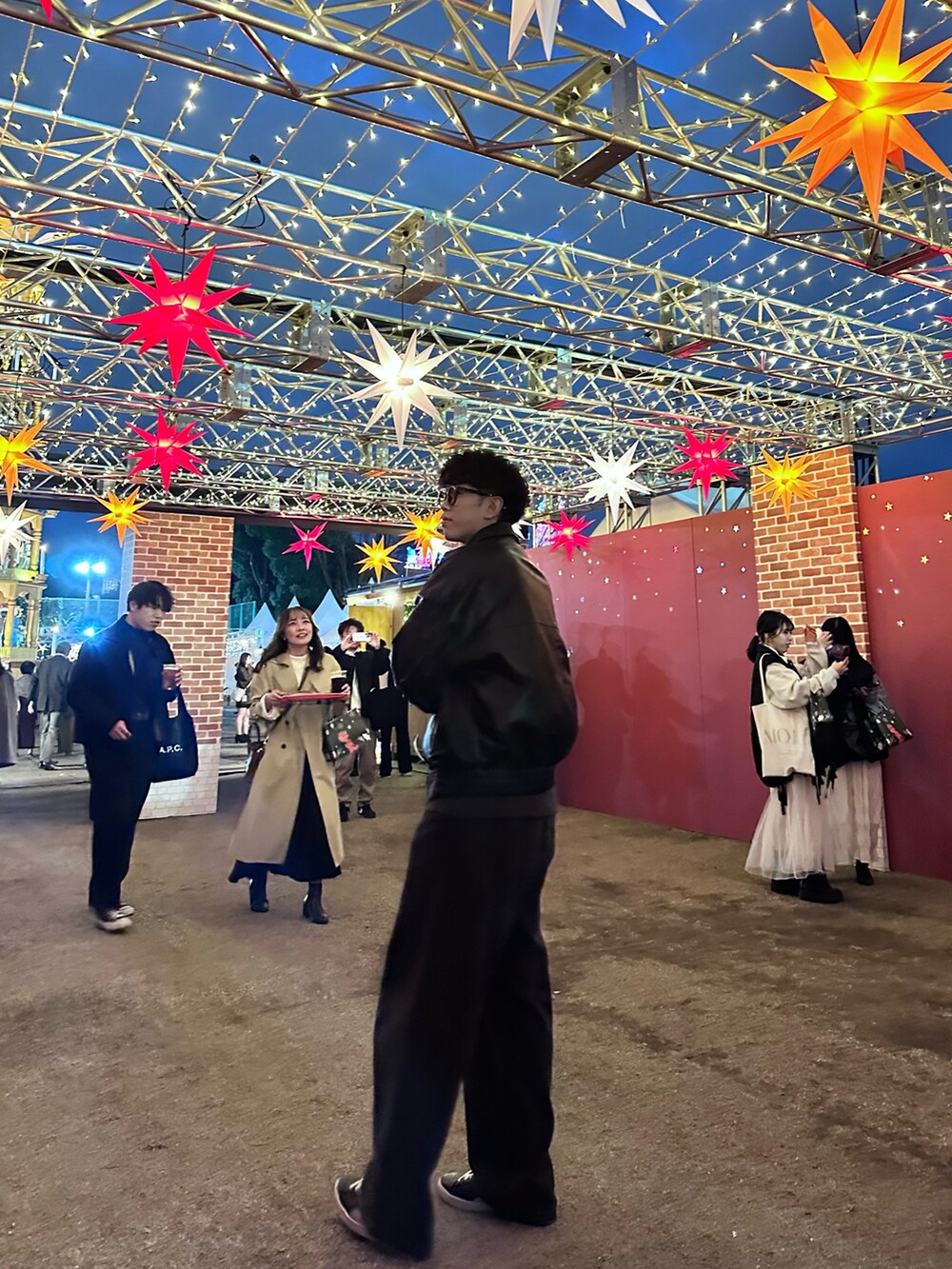 ブラック系のライダースジャケット、グレー系のニット/セーター、ブラック系のデニムパンツを着用したメンズの秋コーディネートの3枚目の写真