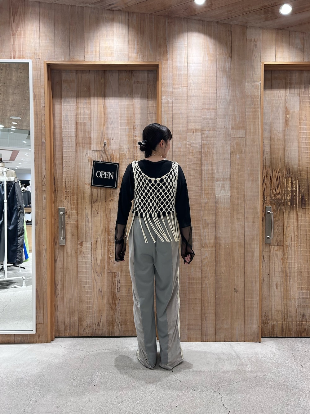 ホワイト系のベスト、ブラック系のTシャツ/カットソー、グレー系のスウェットパンツを着用したレディースの春コーディネートの3枚目の写真