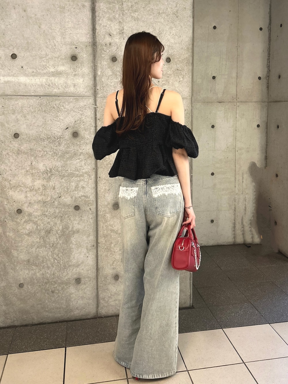 「デニム、夏コーデ、おでかけコーデ、お出かけコーデ、夏服コーデ、デニムコーデ、ワイドデニム、ワイドデニムパンツ、ワイドデニムコーデ、レース、オフショル、オフショルブラウス、オフショルトップス、ツイード」｜「Chicoの【5色展開/マルチway】ツイードオフショルペプラムブラウス（シャツ/ブラウス、ブラック系）」を使った、maaaya7さん（骨格ナチュラル・レディース・163cm）の夏コーディネートの5枚目の写真