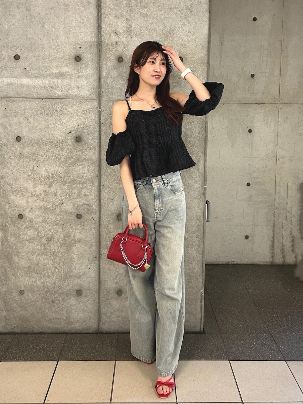 「デニム、夏コーデ、おでかけコーデ、お出かけコーデ、夏服コーデ、デニムコーデ、ワイドデニム、ワイドデニムパンツ、ワイドデニムコーデ、レース、オフショル、オフショルブラウス、オフショルトップス、ツイード」｜「Chicoの【5色展開/マルチway】ツイードオフショルペプラムブラウス（シャツ/ブラウス、ブラック系）」を使った、maaaya7さん（骨格ナチュラル・レディース・163cm）の夏コーディネートの2枚目の写真