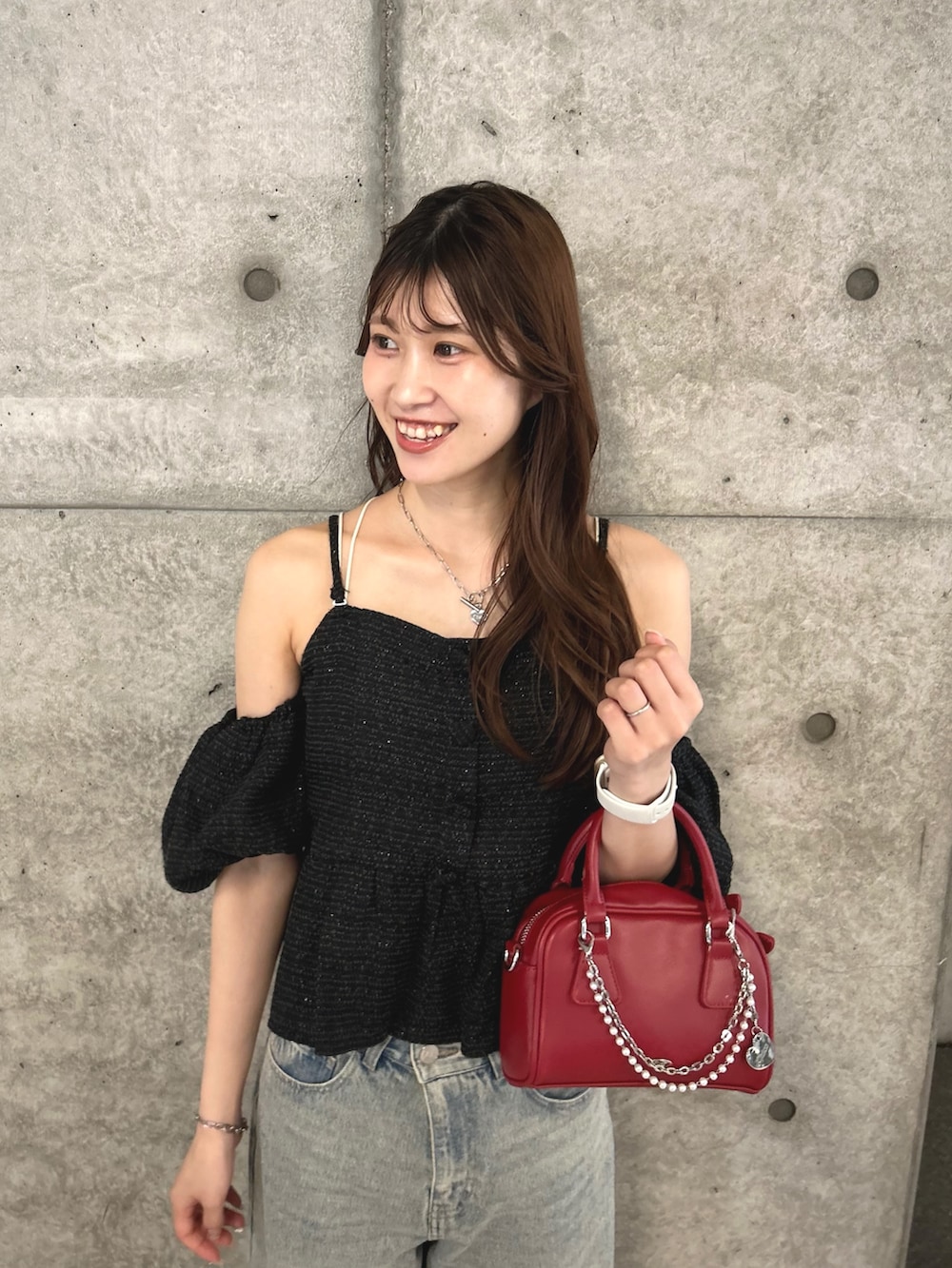 「デニム、夏コーデ、おでかけコーデ、お出かけコーデ、夏服コーデ、デニムコーデ、ワイドデニム、ワイドデニムパンツ、ワイドデニムコーデ、レース、オフショル、オフショルブラウス、オフショルトップス、ツイード」｜「Chicoの【5色展開/マルチway】ツイードオフショルペプラムブラウス（シャツ/ブラウス、ブラック系）」を使った、maaaya7さん（骨格ナチュラル・レディース・163cm）の夏コーディネートの3枚目の写真