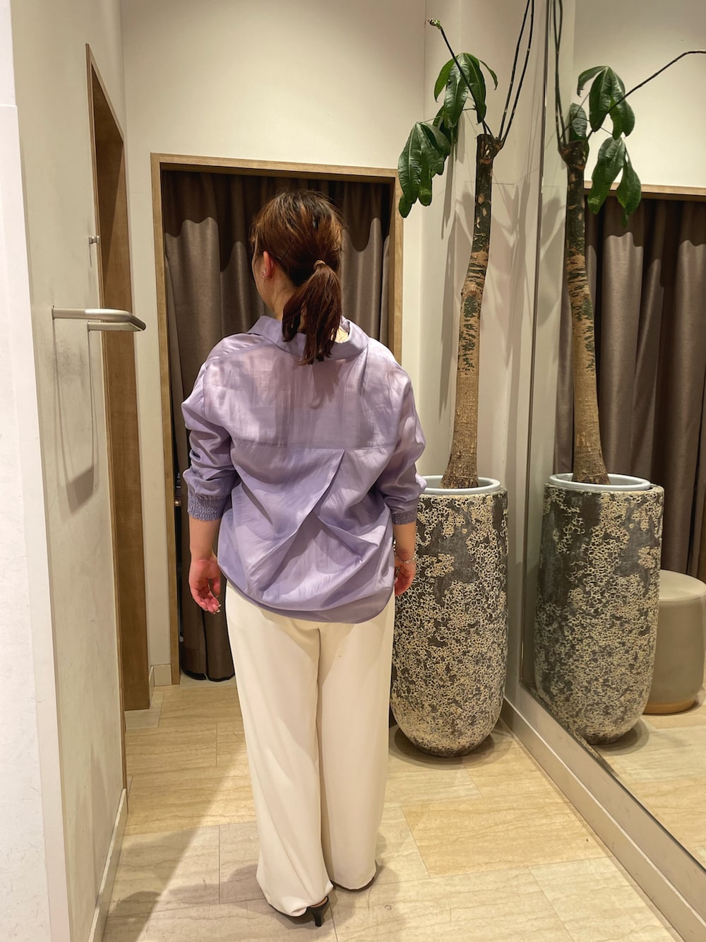 パープル系のシャツ/ブラウス、ホワイト系のその他パンツを着用したレディースの春コーディネートの2枚目の写真