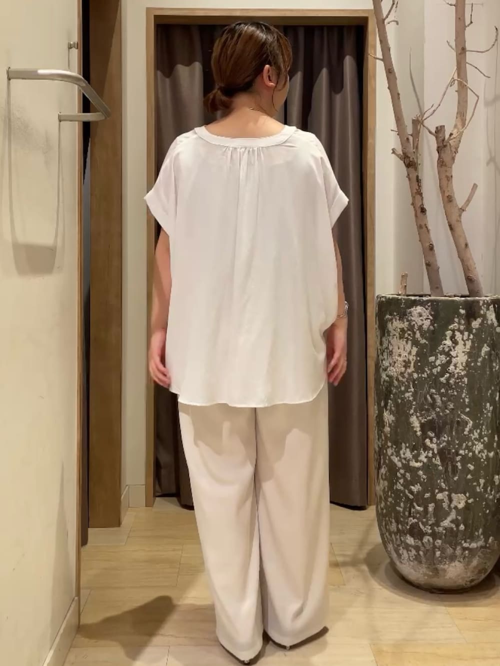 ホワイト系のその他パンツ、ホワイト系のシャツ/ブラウスを着用したレディースの夏コーディネートの2枚目の写真