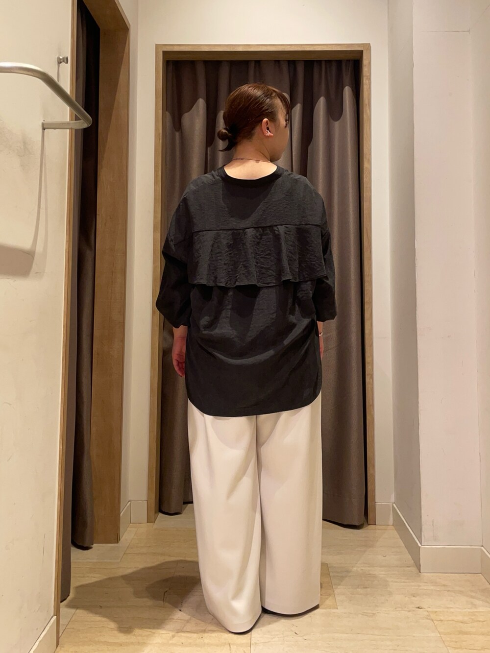 ブラック系のシャツ/ブラウス、ホワイト系のその他パンツを着用したレディースの秋コーディネートの2枚目の写真