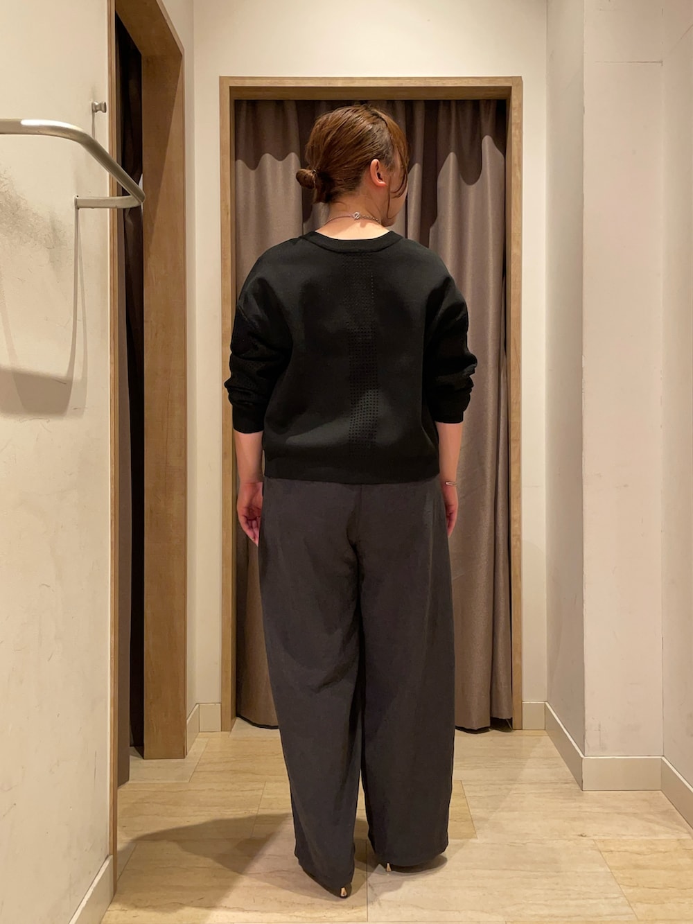 ブラック系のカーディガン/ボレロ、ブラック系のその他パンツを着用したレディースの夏コーディネートの2枚目の写真