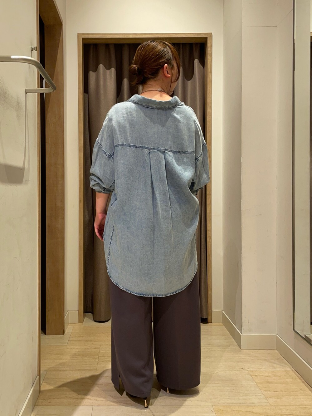 ブルー系のシャツ/ブラウス、グレー系のその他パンツを着用したレディースの夏コーディネートの2枚目の写真