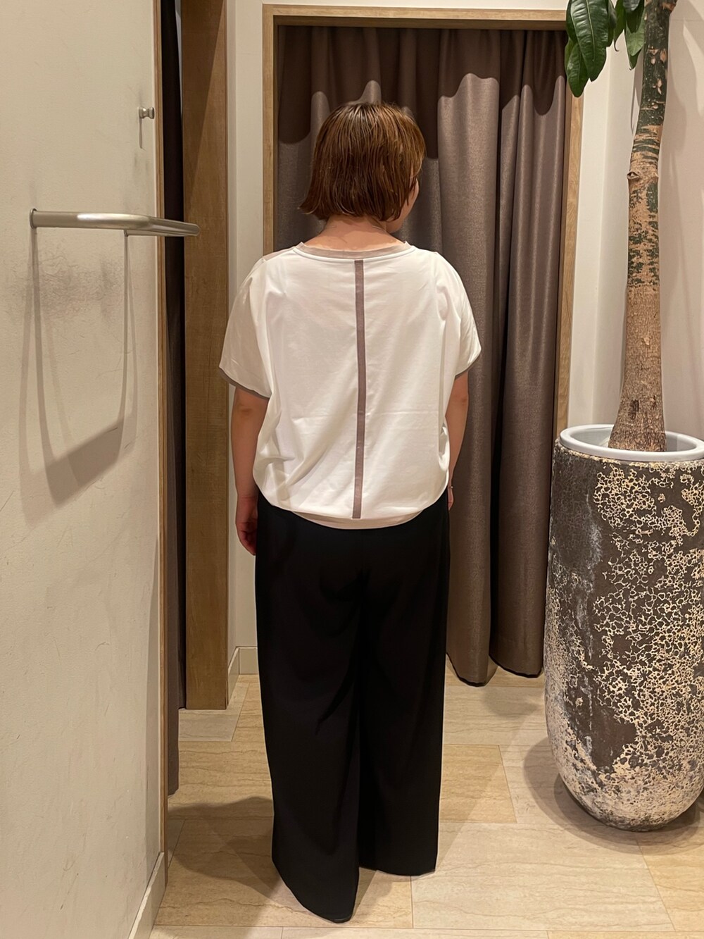 ベージュ系のTシャツ/カットソー、ブラック系のその他パンツを着用したレディースの夏コーディネートの2枚目の写真