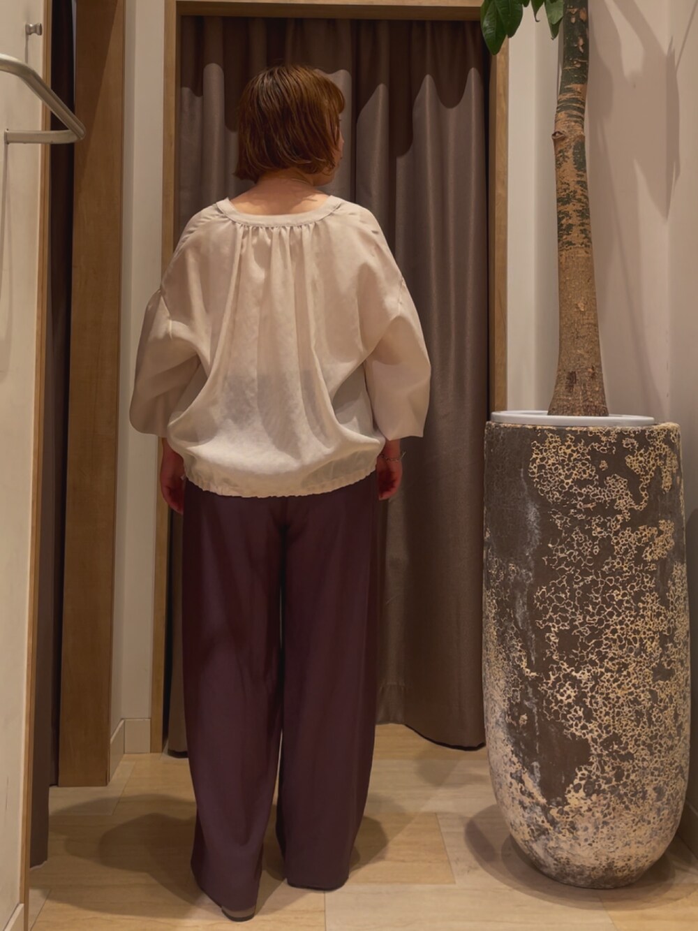 グレー系のその他パンツ、ベージュ系のシャツ/ブラウス、ホワイト系のキャミソールを着用したレディースの夏コーディネートの2枚目の写真