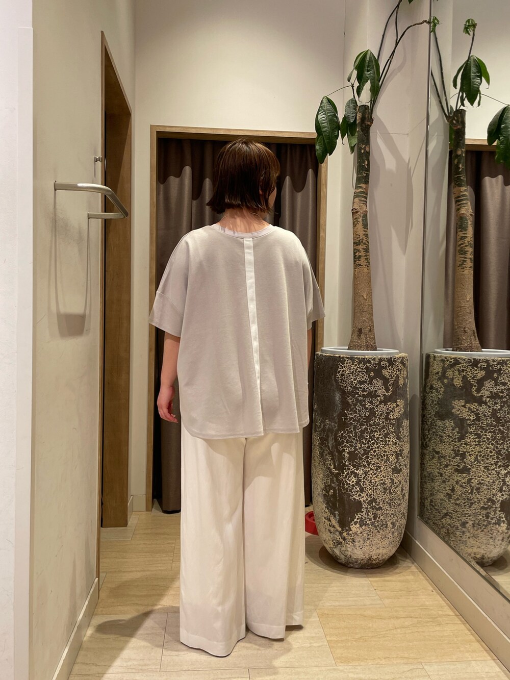 グレー系のTシャツ/カットソー、ホワイト系のその他パンツを着用したレディースの春コーディネートの2枚目の写真