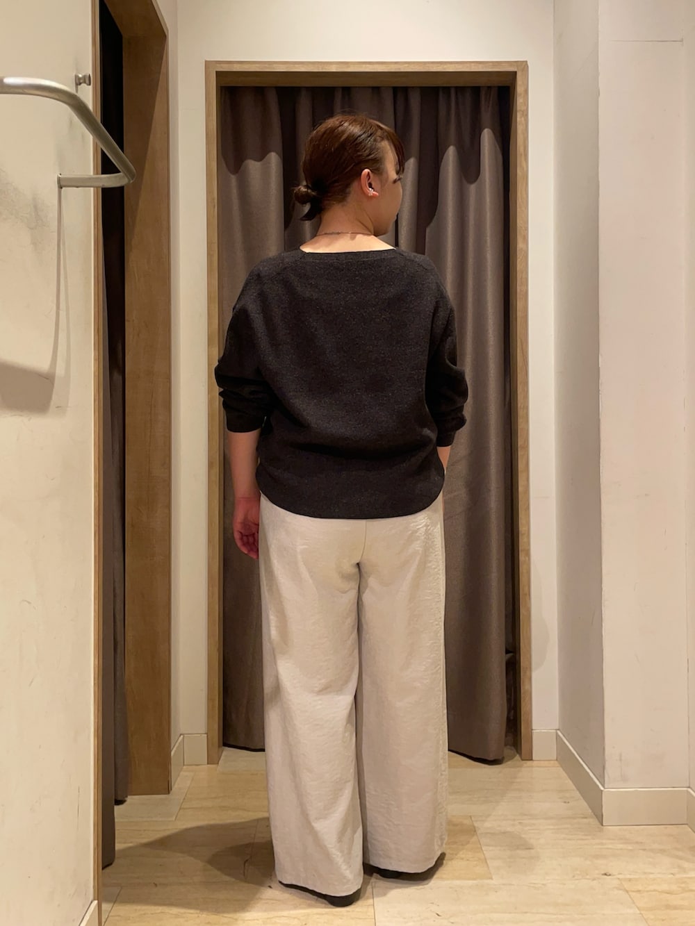 グレー系のその他パンツ、グレー系のニット/セーターを着用したレディースの秋コーディネートの2枚目の写真