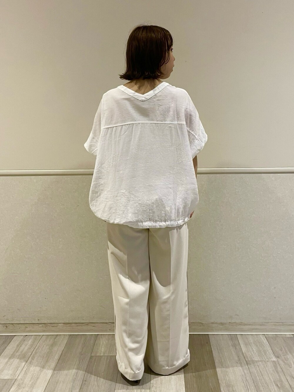 ホワイト系のシャツ/ブラウス、ホワイト系のその他パンツを着用したレディースの夏コーディネートの2枚目の写真