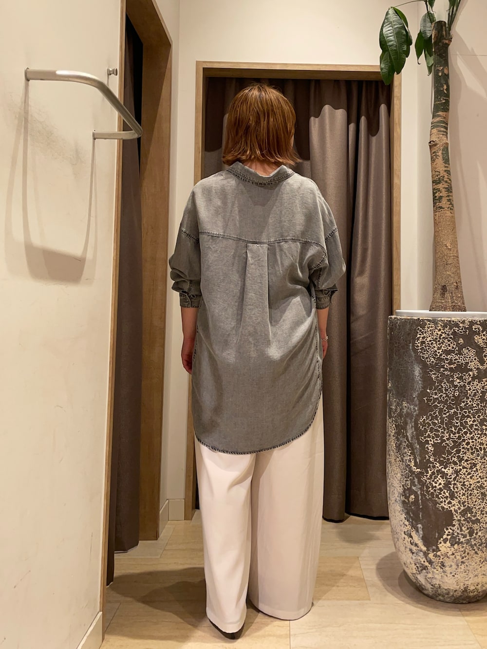 グレー系のシャツ/ブラウス、ホワイト系のその他パンツを着用したレディースの春コーディネートの2枚目の写真