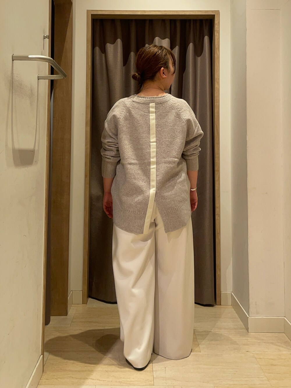 ベージュ系のニット/セーター、ホワイト系のその他パンツを着用したレディースの秋コーディネートの2枚目の写真