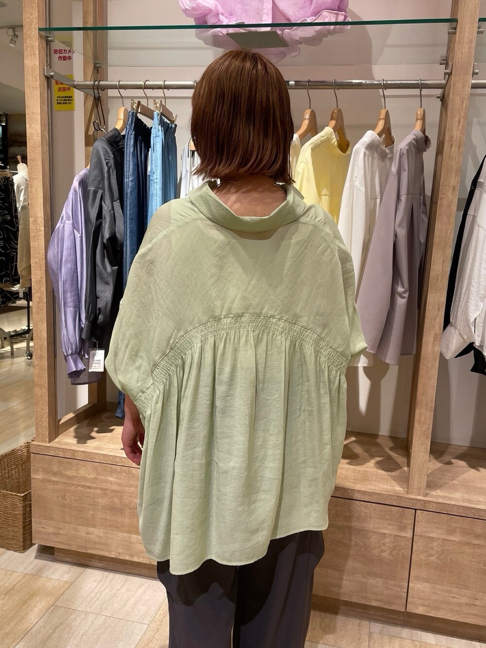 グリーン系のシャツ/ブラウス、グレー系のその他パンツを着用したレディースの春コーディネートの2枚目の写真