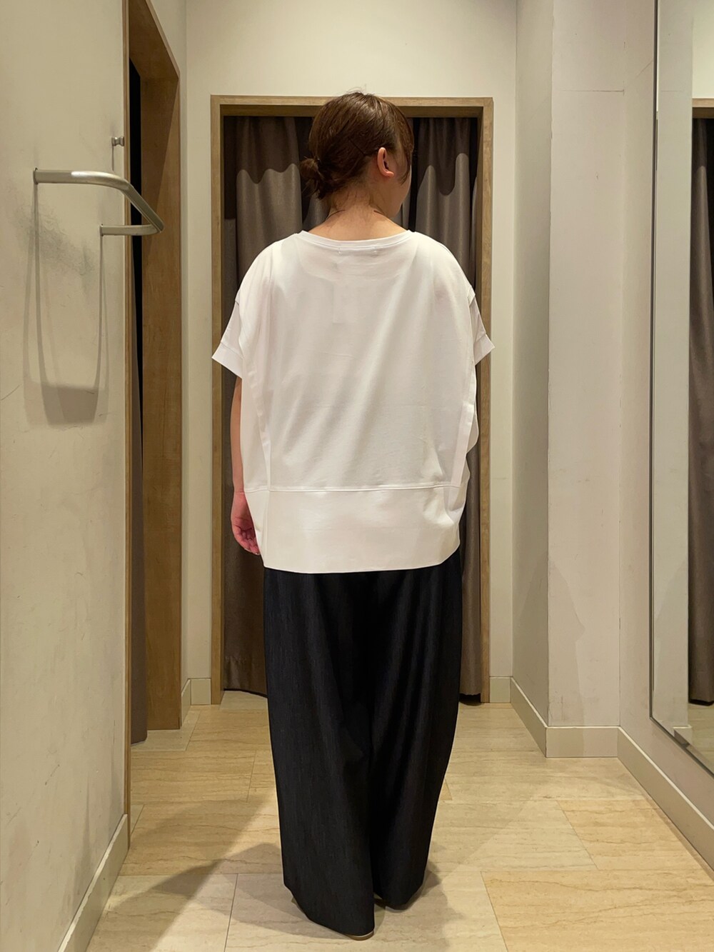 ホワイト系のTシャツ/カットソー、ブルー系のその他パンツを着用したレディースの夏コーディネートの2枚目の写真