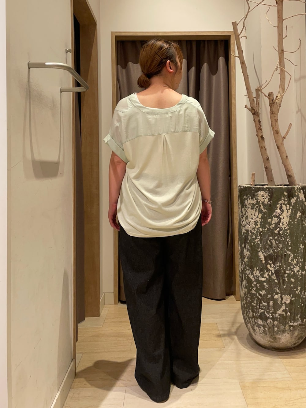 グリーン系のシャツ/ブラウス、ブラック系のデニムパンツを着用したレディースの夏コーディネートの2枚目の写真