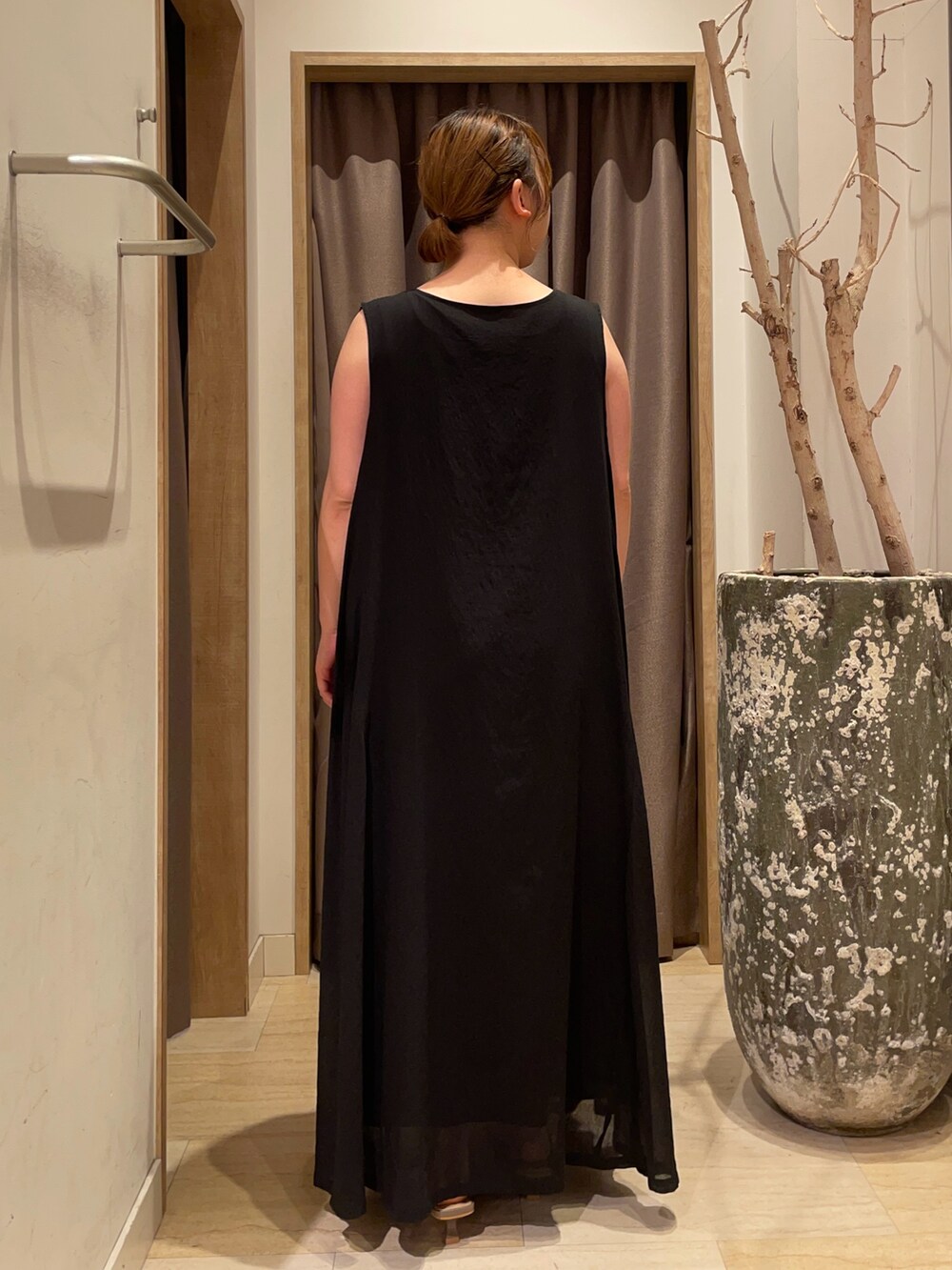 ブラック系のワンピースを着用したレディースの夏コーディネートの2枚目の写真