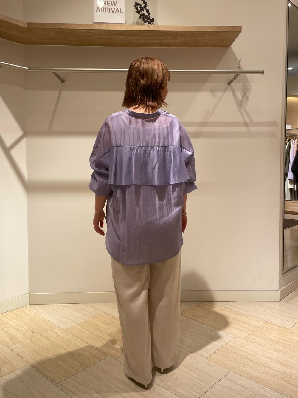 パープル系のシャツ/ブラウス、ベージュ系のその他パンツを着用したレディースの春コーディネートの2枚目の写真