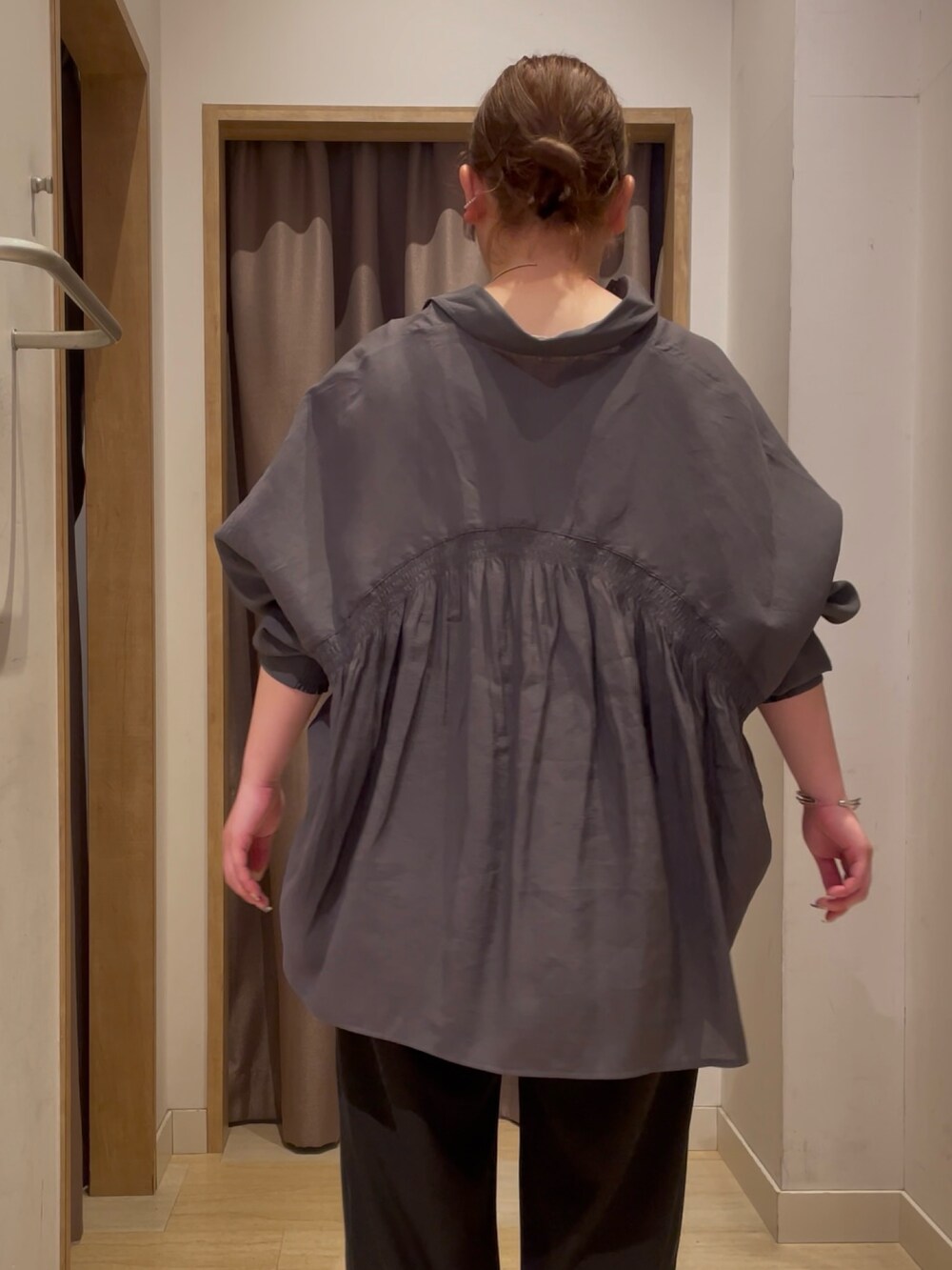 グレー系のシャツ/ブラウス、ブラック系のその他パンツを着用したレディースの夏コーディネートの2枚目の写真