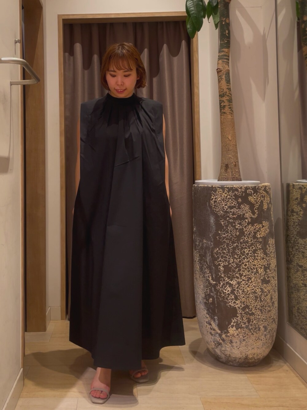 ブラック系のワンピースを着用したレディースの夏コーディネートの3枚目の写真