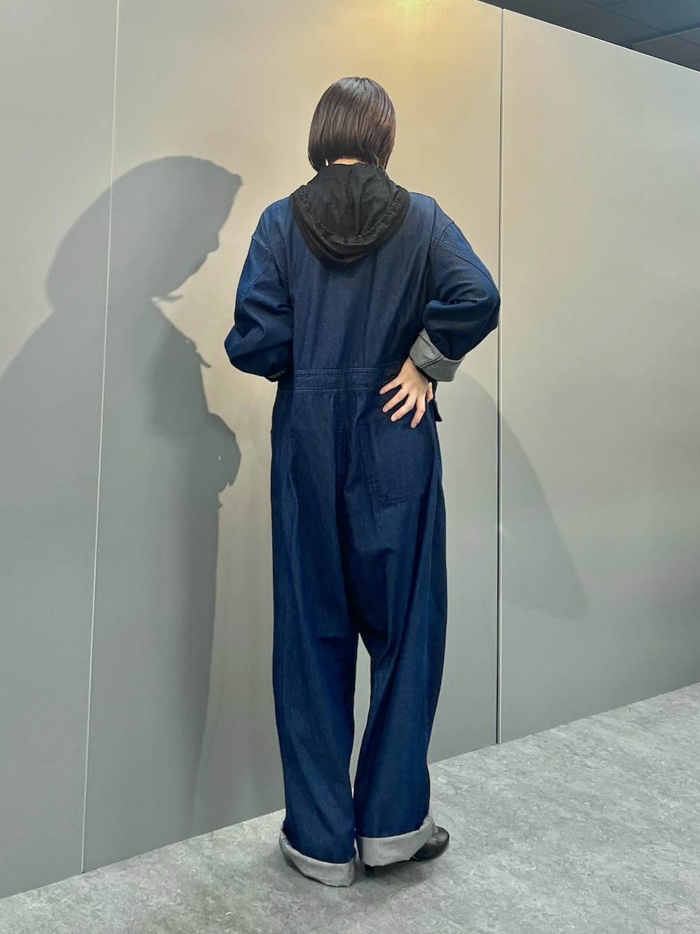 「秋服準備はじめました、大人コーデ、オトナカジュアル、ゆるコーデ、大人女子、デニムコーデ、オールインワン、古着」｜「BEAMS BOYのデニム ミリタリー オールインワン（つなぎ/オールインワン、ブルー系）」を使った、AOIさん（レディース・162cm）の秋コーディネートの2枚目の写真