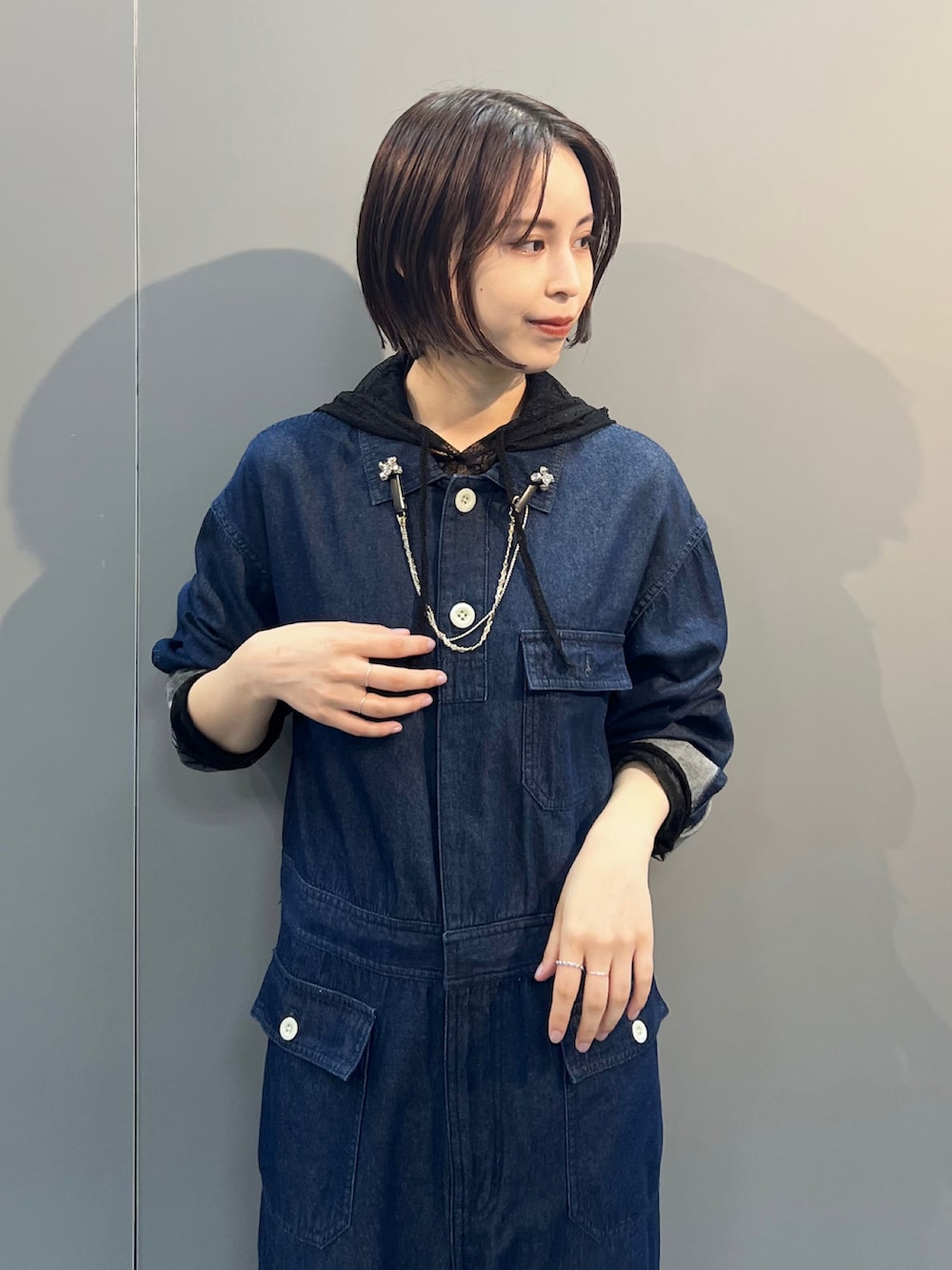 「秋服準備はじめました、大人コーデ、オトナカジュアル、ゆるコーデ、大人女子、デニムコーデ、オールインワン、古着」｜「BEAMS BOYのデニム ミリタリー オールインワン（つなぎ/オールインワン、ブルー系）」を使った、AOIさん（レディース・162cm）の秋コーディネートの3枚目の写真