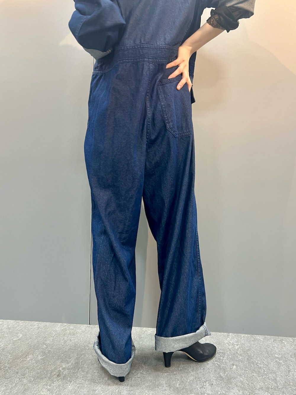 「秋服準備はじめました、大人コーデ、オトナカジュアル、ゆるコーデ、大人女子、デニムコーデ、オールインワン、古着」｜「BEAMS BOYのデニム ミリタリー オールインワン（つなぎ/オールインワン、ブルー系）」を使った、AOIさん（レディース・162cm）の秋コーディネートの4枚目の写真