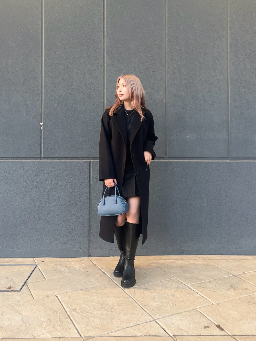 ブラック系のその他アウター、ブラック系のブーツ、グレー系のニット/セーターを着用したレディースの秋コーディネートの3枚目の写真