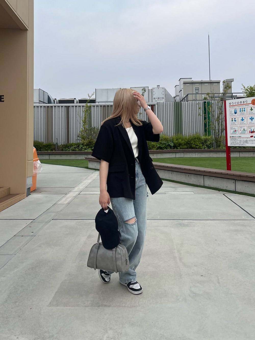 ブラック系のテーラードジャケット、ホワイト系のTシャツ/カットソー、グレー系のボストンバッグを着用したレディースの春コーディネートの4枚目の写真