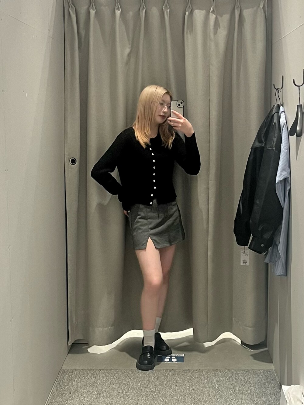 ブラック系のカーディガン/ボレロを着用したレディースの春コーディネートの2枚目の写真